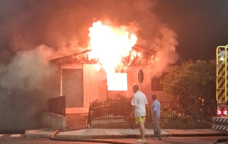 Casa é totalmente destruída por incêndio