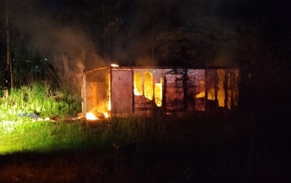 Incêndio destrói baú de caminhão abandonado