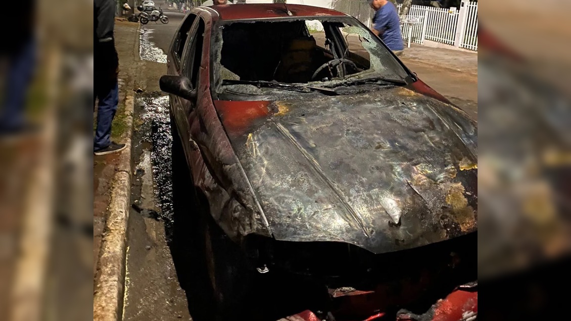 Automóvel fica destruído após ser consumido pelo fogo
