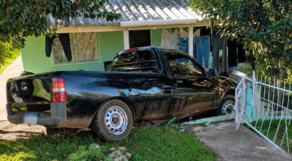 Caminhonete sai da pista e invade residência