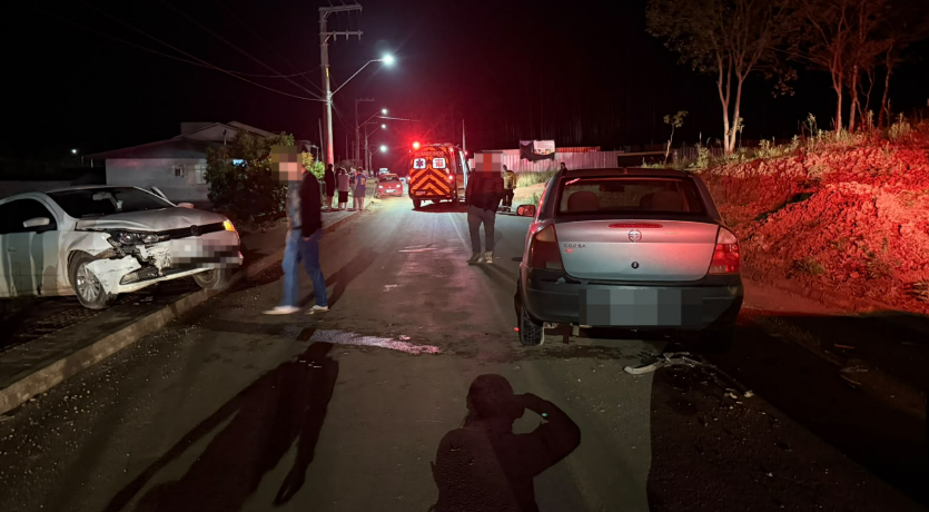 Colisão frontal entre dois carros deixa jovem ferida em SC