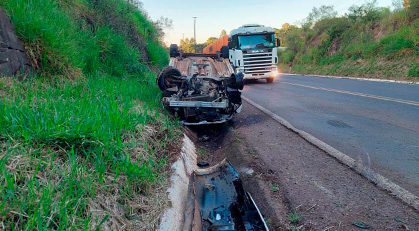 Veículo capota na BR 163 e motorista fica ferido, em SMOeste