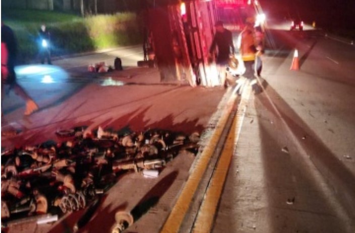 Caminhão carregado com sucatas tomba na BR-163 e carga fica espalhada pela rodovia