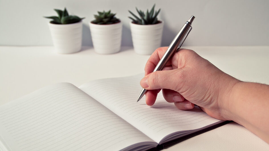Escrever à mão pode te deixar mais inteligente, aponta estudo