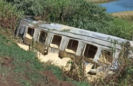 Caminhão carregado de ração sai da pista e capota na BR-158