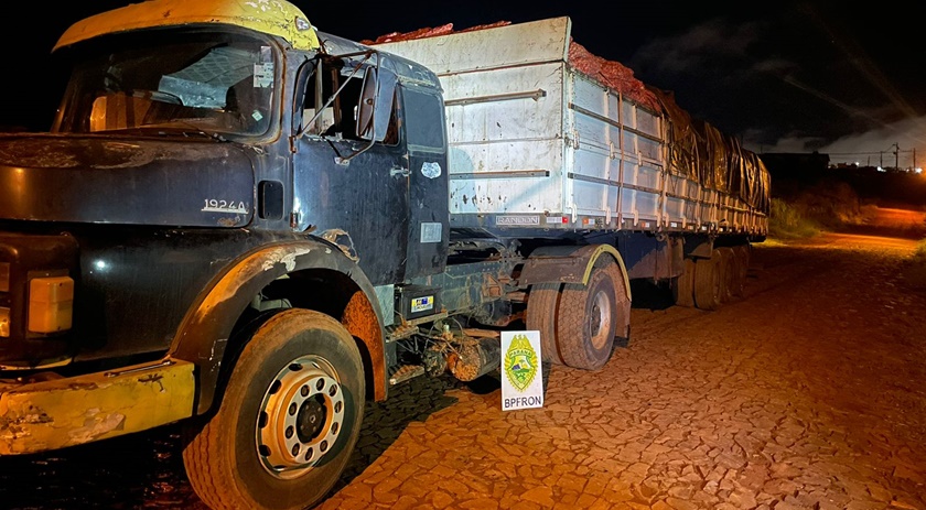 PM apreende carreta com alho descaminhado