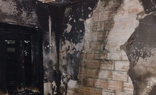Incêndio atinge casa durante a madrugada