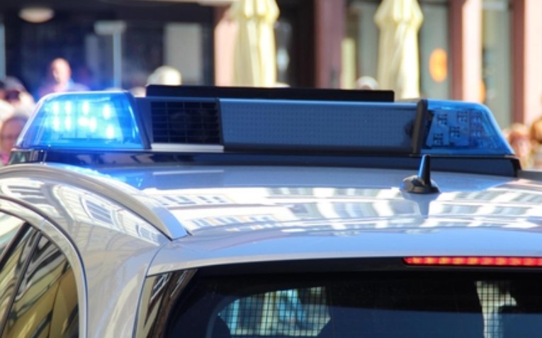 Mulher é esfaqueada e homem é preso por tentativa de feminicídio