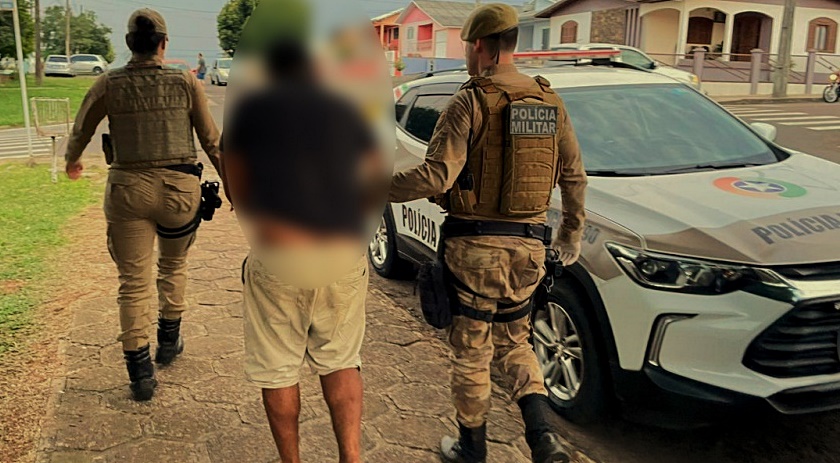 Homem com mandado de prisão por furto tenta fugir mas é capturado pela PM