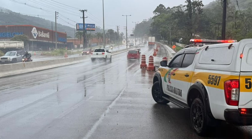 Chuva ultrapassa o esperado para o mês e provoca alagamentos e enxurradas em Santa Catarina