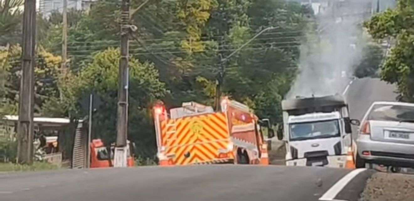 Incêndio em caminhão de coleta de lixo reciclável é controlado