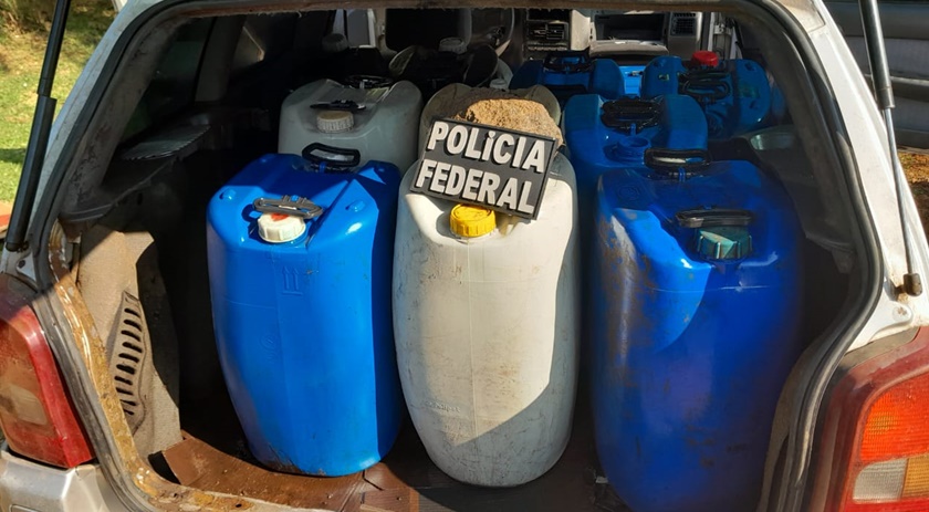 Após perseguição policial, homem foge para a Argentina e Polícia Federal apreende automóvel carregado com Óleo Diesel