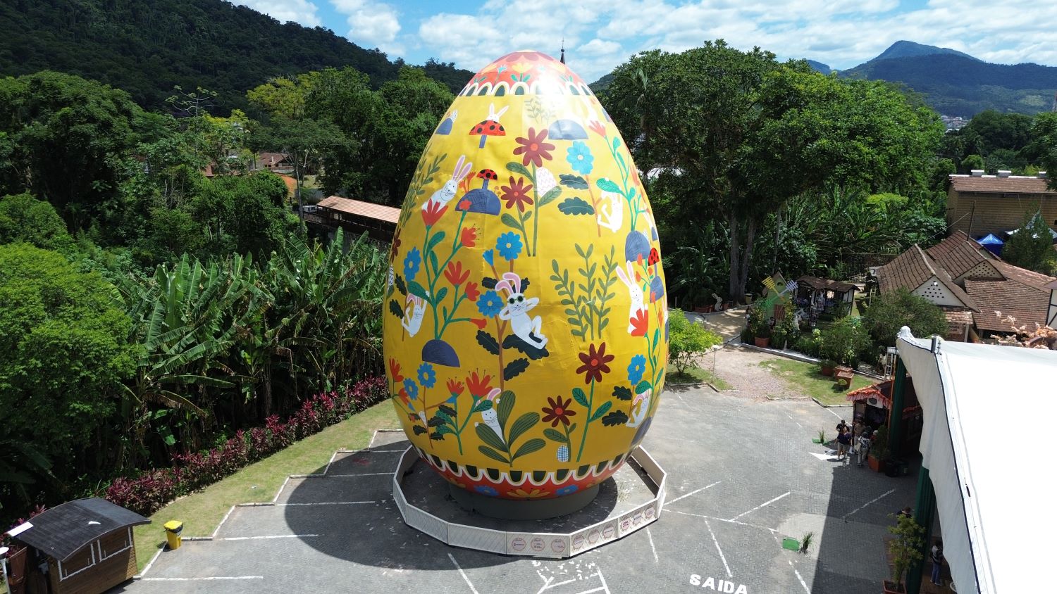 Osterfest em SC atrai turistas com ovo gigante e a maior árvore de Páscoa do Brasil