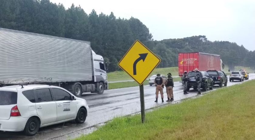 Suspeito com mandados em aberto faz homem e mulher reféns em carro ao fugir da PM no PR