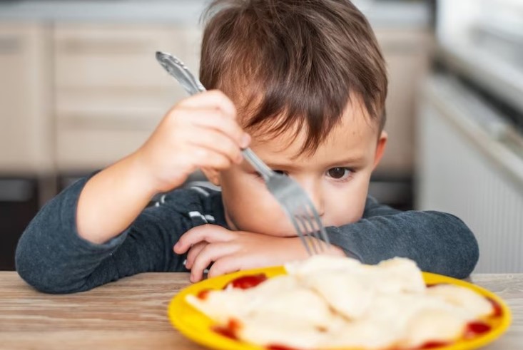 Confira estratégias simples e eficazes para ajudar crianças autistas a se alimentarem melhor