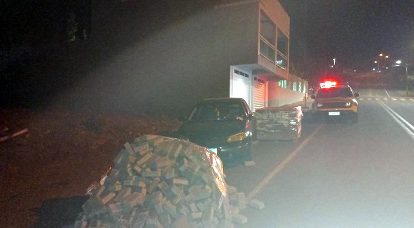 Homem morre prensado por veículo