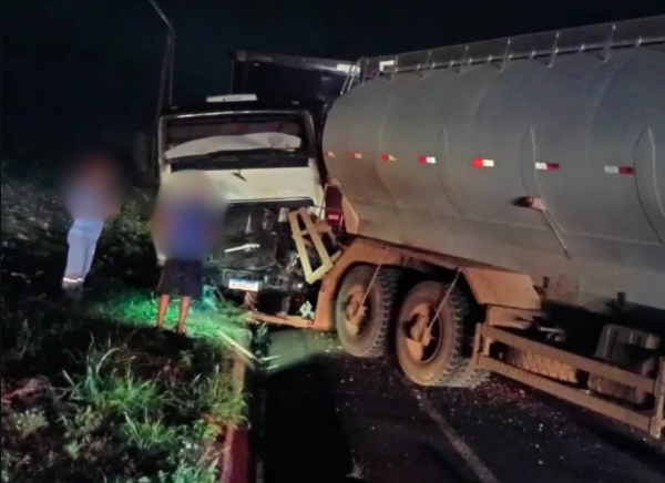 Colisão traseira entre carreta e caminhão deixa trânsito em meia pista na SC-157