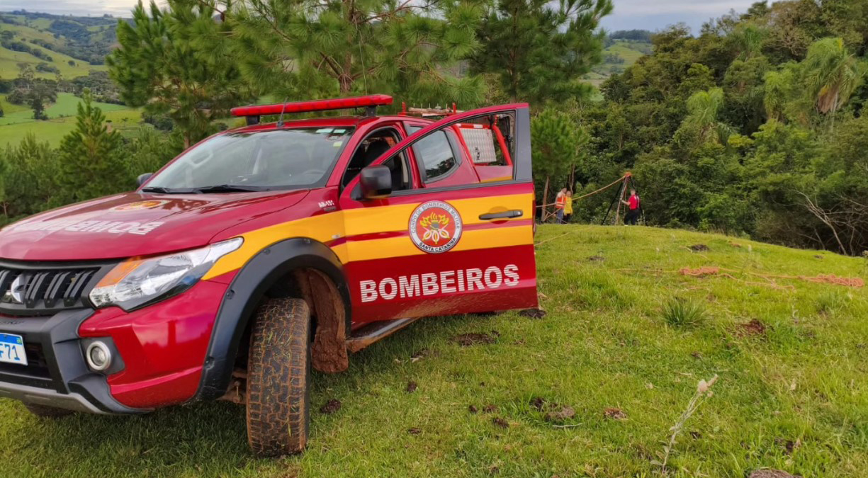 Bombeiros resgatam bovino que caiu em ribanceira no interior na Linha Jacob Maran