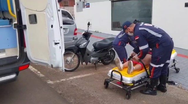 Mulher sofre ferimentos em colisão entre duas motocicletas