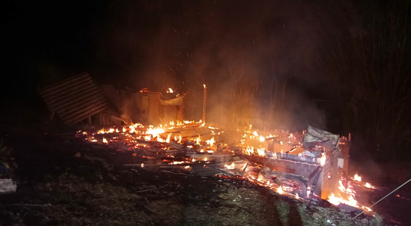 Casa fica completamente destruída em incêndio