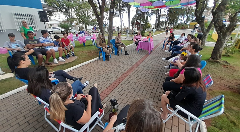Roda de conversa com mulheres é realizada na Praça Central