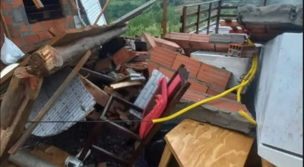 Fortes ventos atingem residência e causam estragos no interior