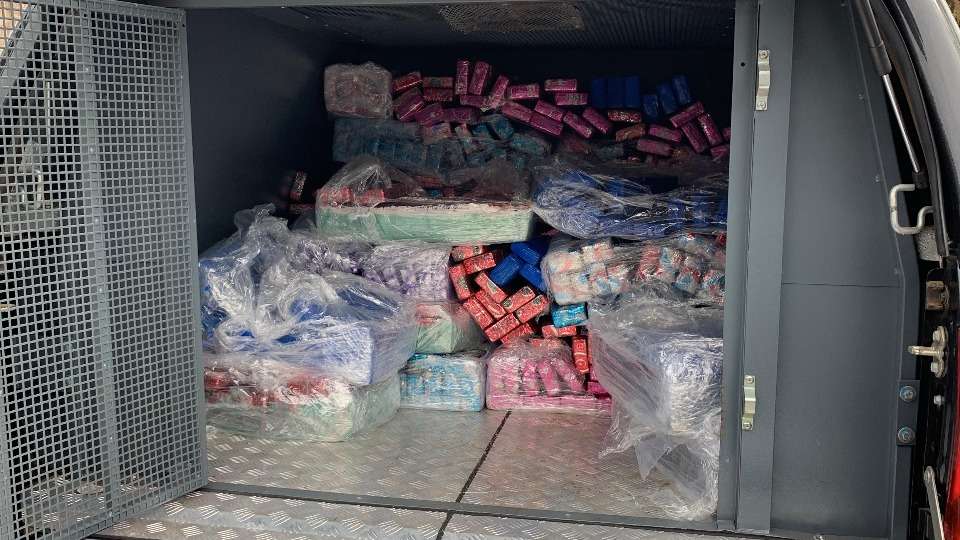 Casa abandonada vira depósito de drogas: mais de uma tonelada de maconha é apreendida