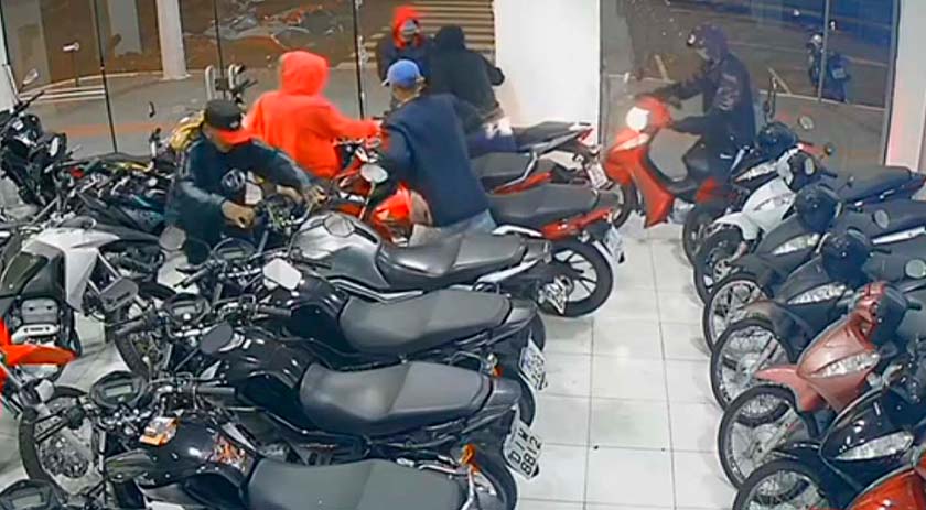 Jovens arrombam loja de motos e 4 delas são furtadas