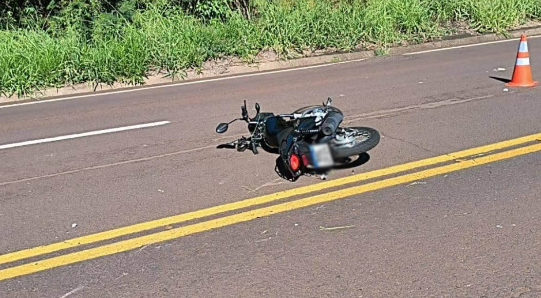 Motociclista morre após colisão contra anteparo na PR-484