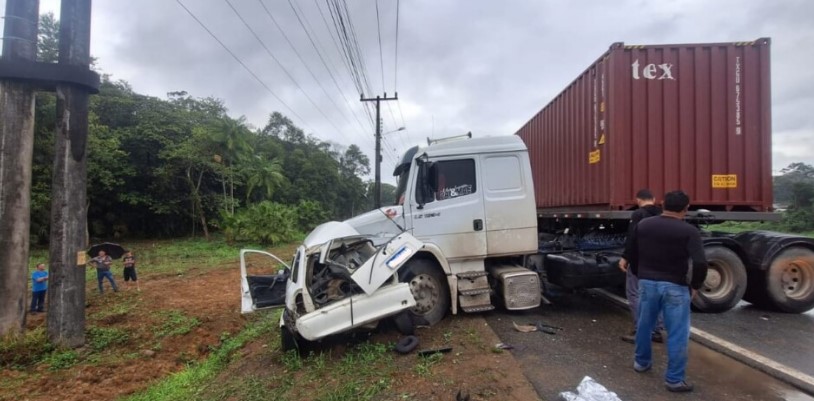 Colisão frontal entre carro e caminhão deixa uma mulher morta