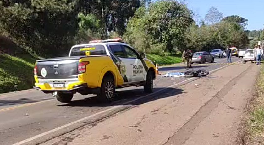 Mulher morre em colisão frontal entre ônibus e motocicleta