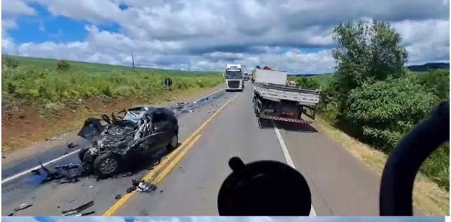 Duas pessoas morrem em colisão entre carro e carreta na BR-282