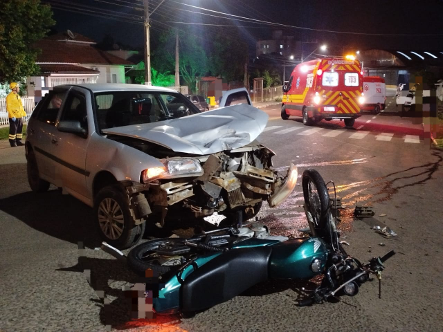 Duas pessoas são conduzidas ao hospital após colisão entre carro e moto