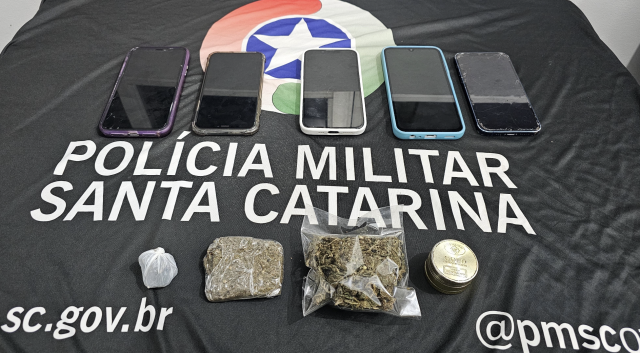PM apreende maconha com adolescentes em praça no centro