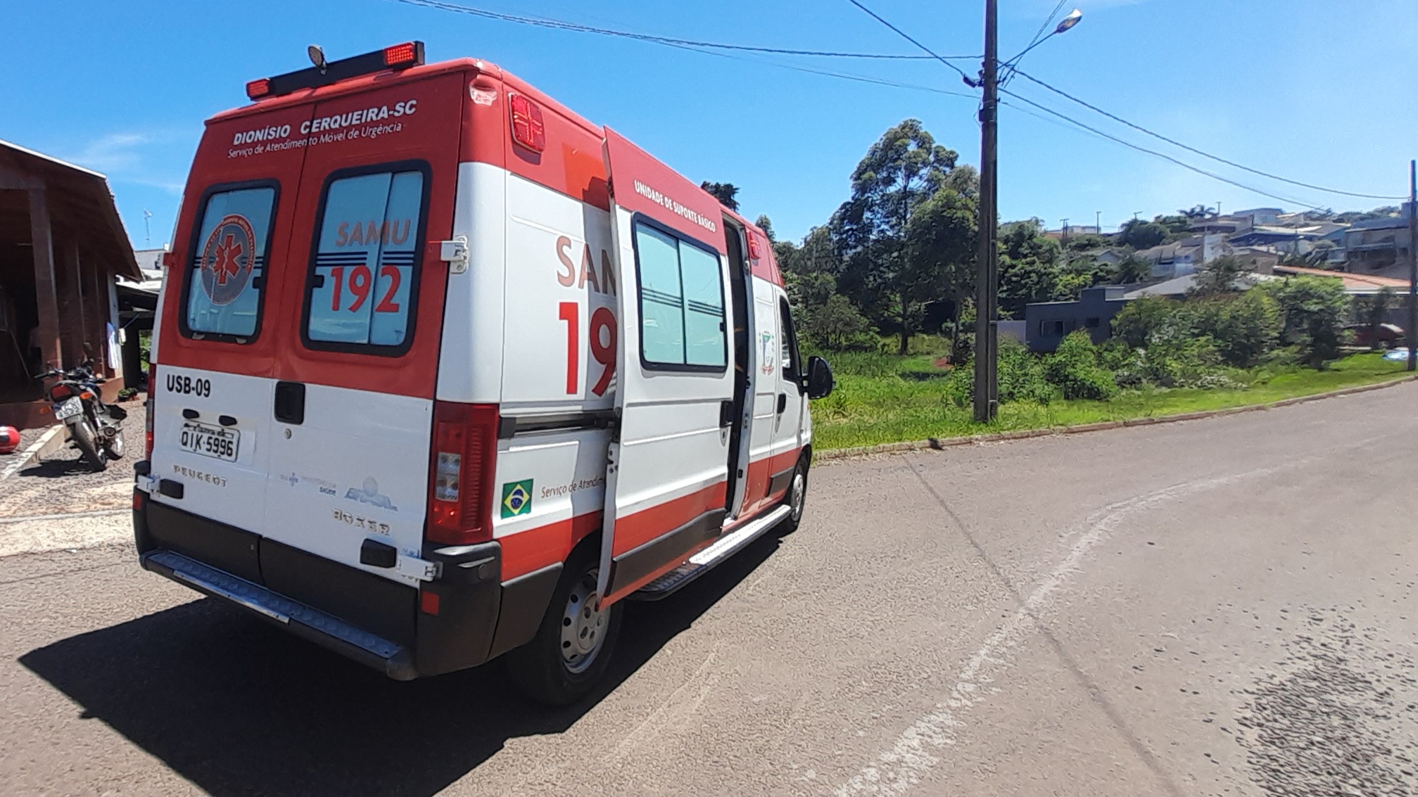 Idoso fica ferido em colisão entre carro e moto no Bairro União