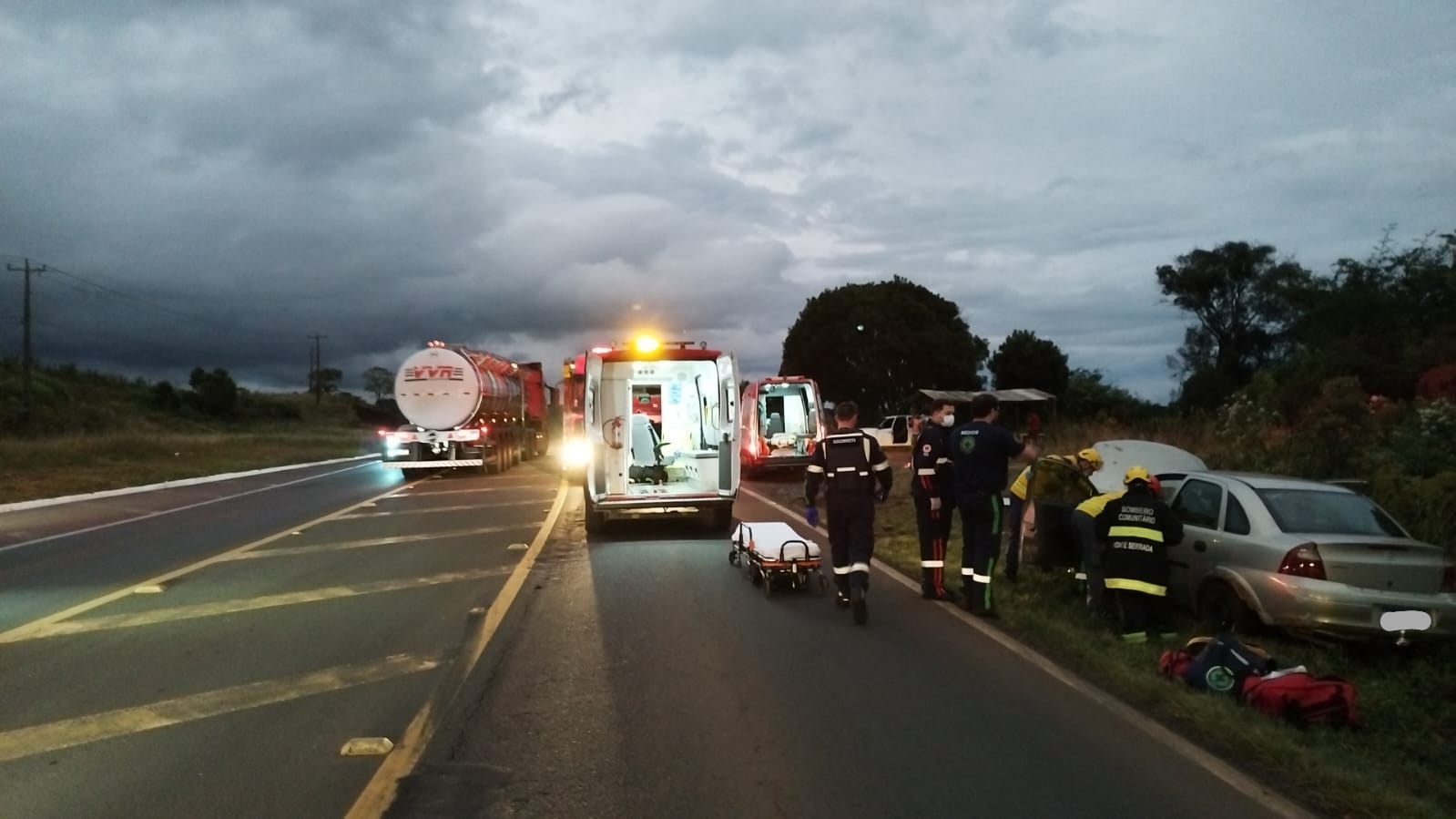 Capotamento de veículo deixa idosa ferida na BR-282