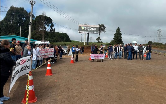 Moradores fazem manifestação em trecho da BR-282 marcado por tragédias