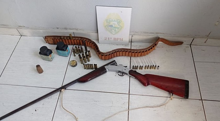 Homem é preso após manter esposa e filhos em cárcere privado e fazer ameaças com espingarda