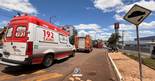 Mulher é resgatada após colisão entre motocicleta e caminhão no Bairro São Jorge em São Miguel do Oeste