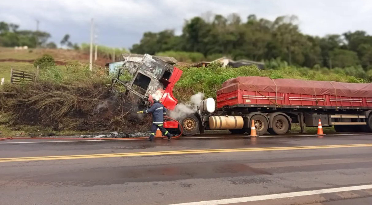 Caminhão carregado com açúcar é destruído por incêndio na BR-163