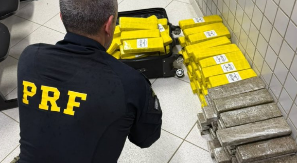 PRF apreende 100 kg de maconha após acompanhar veículo por 200 km em Santa Catarina