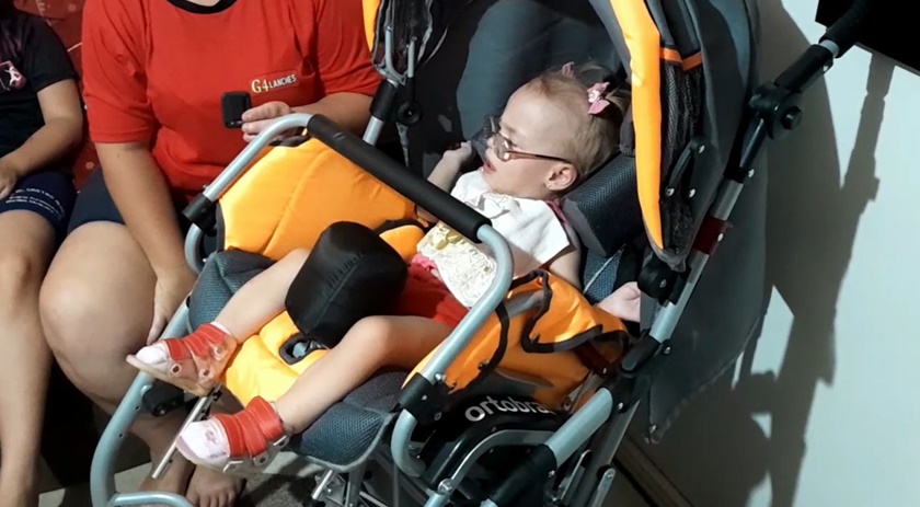 Após ação solidária, família consegue comprar cadeira postural para criança