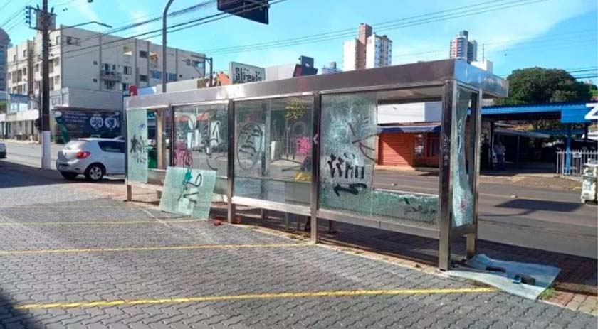 Vândalos destroem abrigo de passageiros com paver
