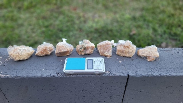Polícia encontra crack enterrado em mata usada por traficantes