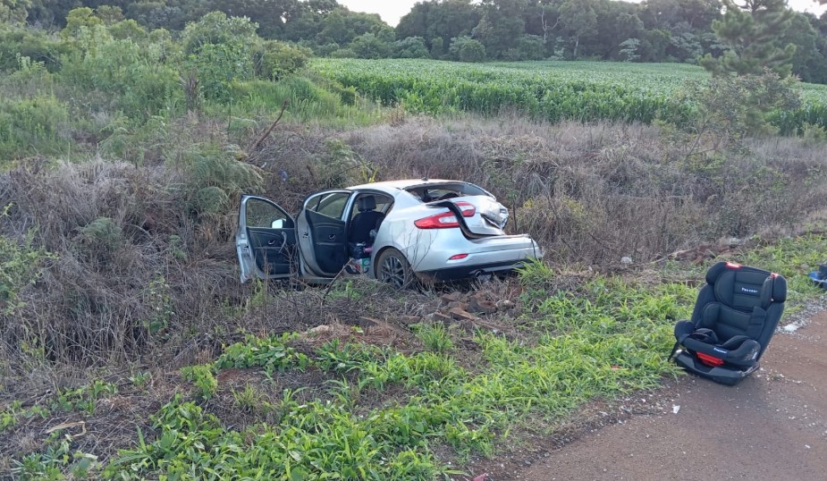Acidente entre carreta e carro deixa três pessoas feridas na SC-305