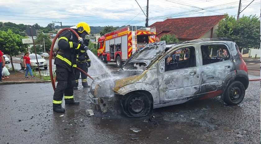Veículo é destruído por incêndio