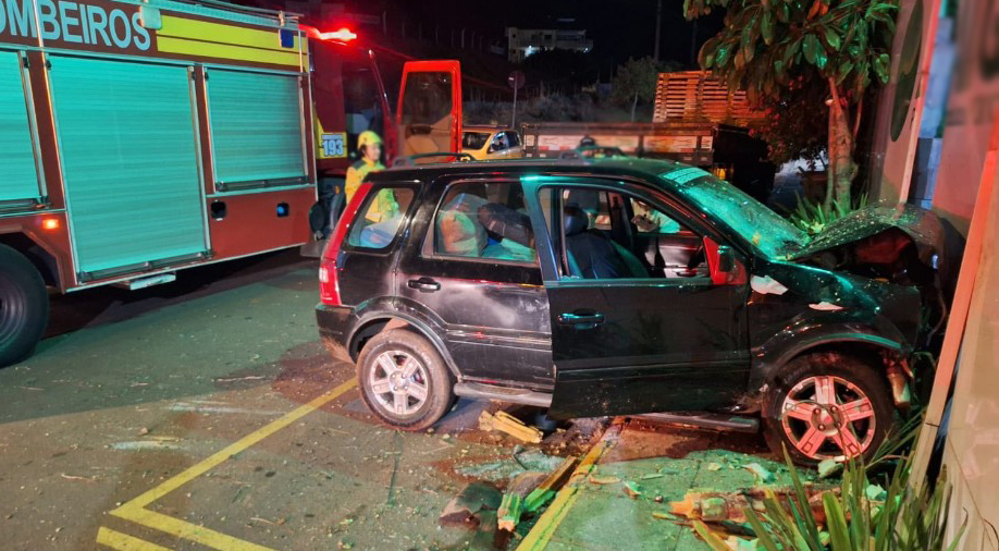 Motorista é resgatado inconsciente após carro atingir muro durante a madrugada