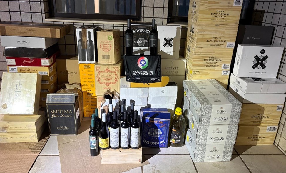 PM apreende 387 garrafas de vinho argentino na BR-163