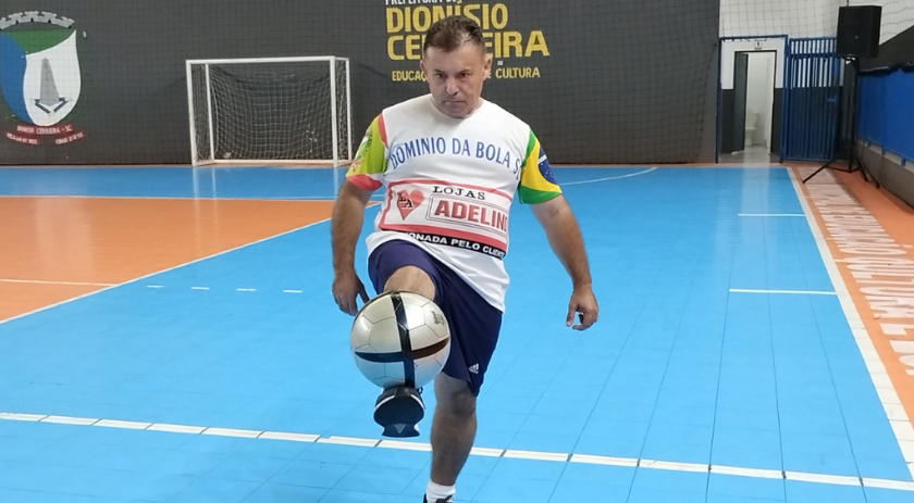 Martinho Eduardo Orige, recordista mundial de embaixadinhas, dá palestra motivacional para alunos da rede municipal
