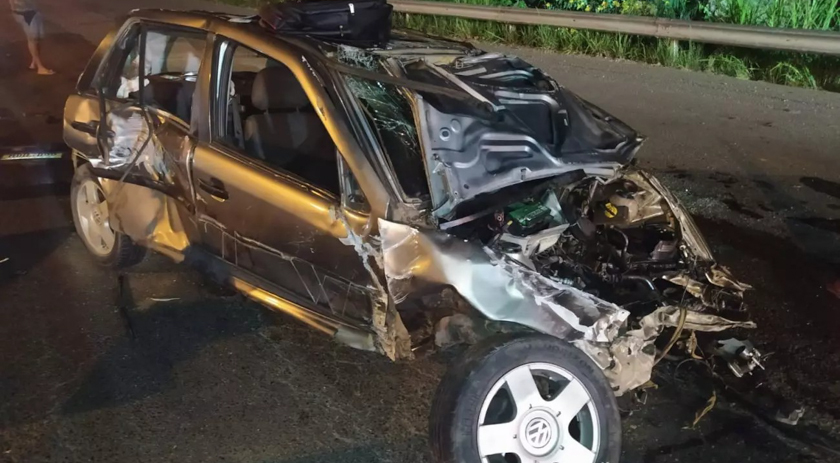 Carro capota e fica totalmente destruído após bater em caminhão na BR-470
